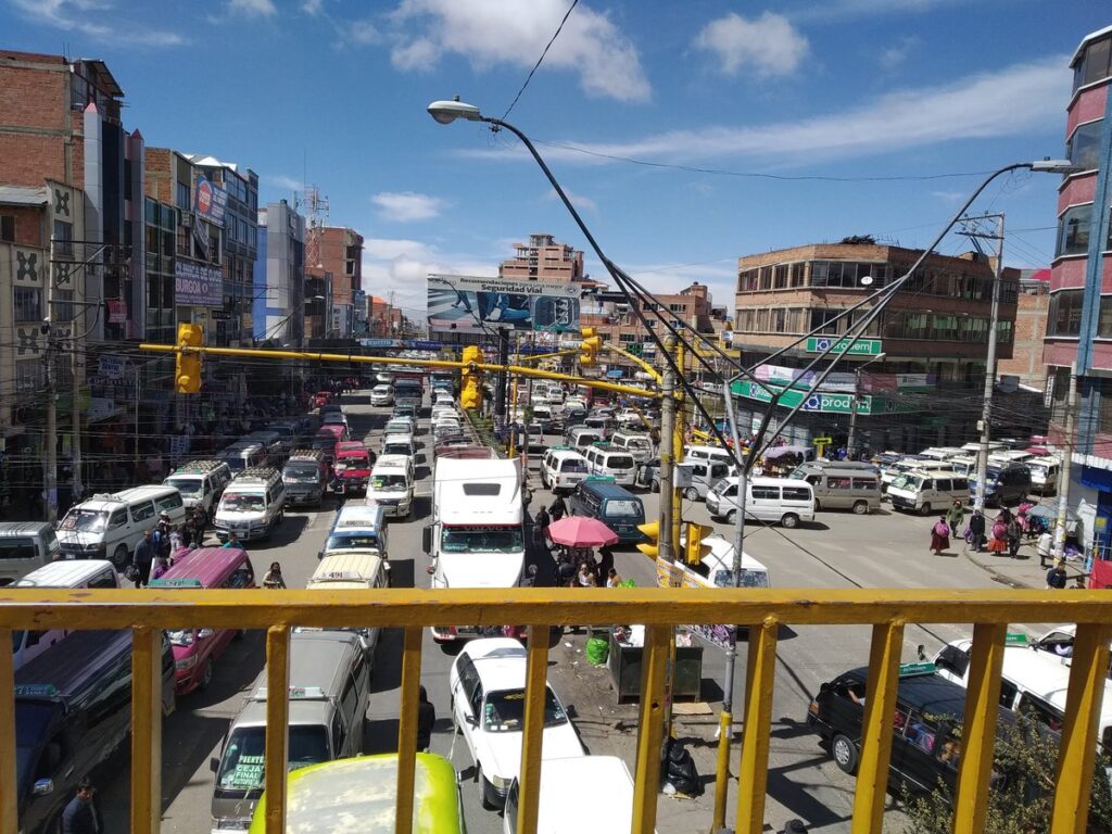 Joven intenta lanzarse del puente Periférica en la Ceja de El Alto