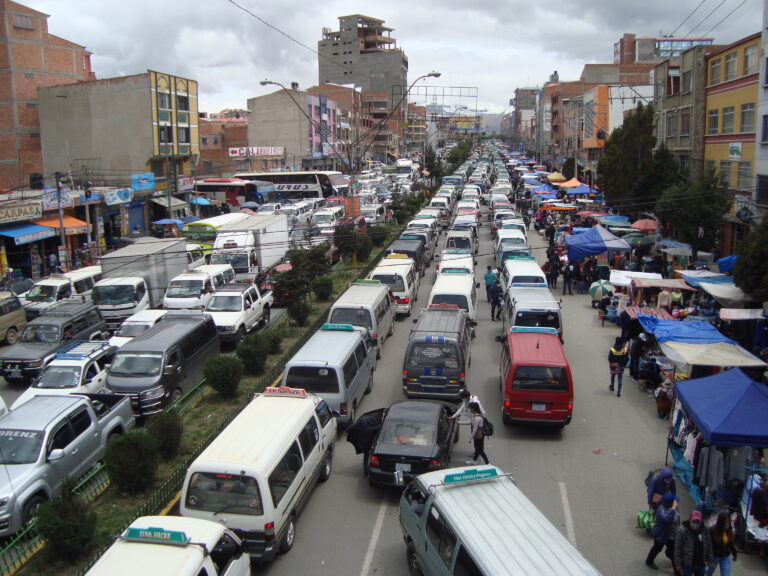 El Alto: Paradas ilegales de minibuses provocan congestionamientos