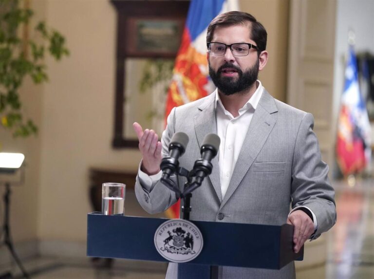 Boric respalda orden de arresto contra Putin en conversación con Zelenski