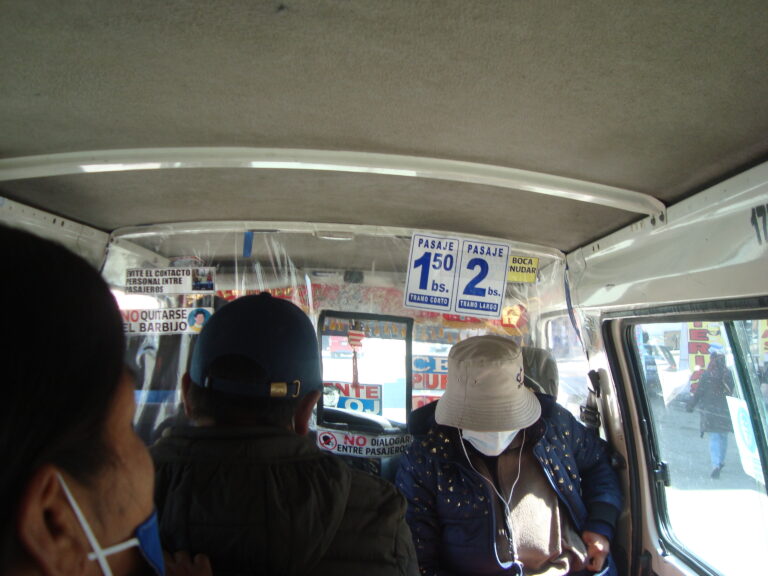 Vecinos de El Alto se movilizan contra el cobro del pasaje arbitrario y trameajes