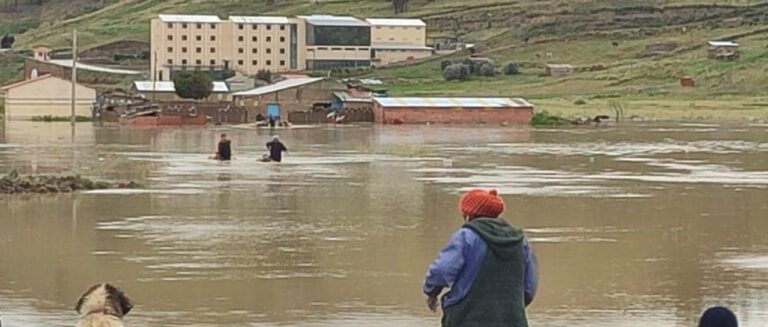 Más de 2.000 familias afectadas por inundaciones en población de Huarina