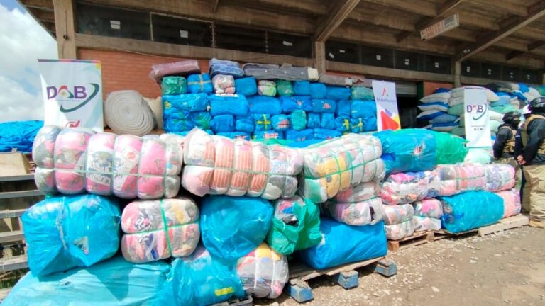 Aduana de La Paz secuestra más de 66 toneladas de ropa usada