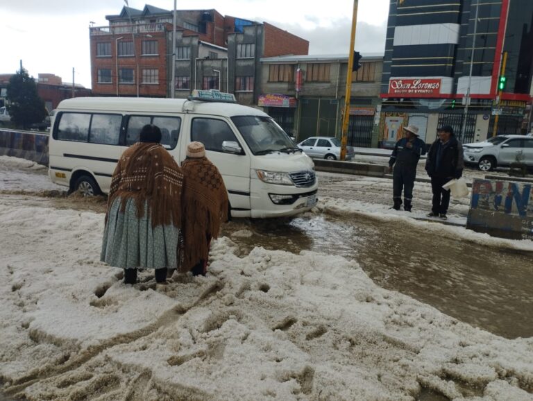Un fuerte granizo caído esta tarde en El Alto dejó varias vías anegadas