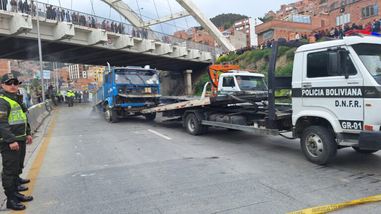 Informe oficial: 4 fallecidos y 16 heridos en accidente de tránsito autopista La Paz y El Alto