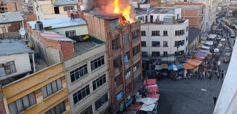 Incendio de edificio entre avenida Buenos Aires y Max Paredes en La Paz