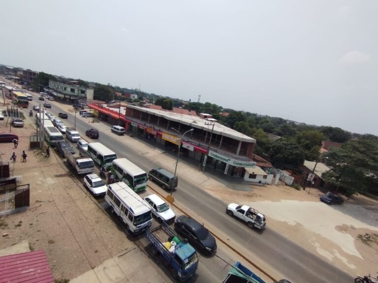 Alta demanda de diésel provoca nuevamente largas filas en Santa Cruz